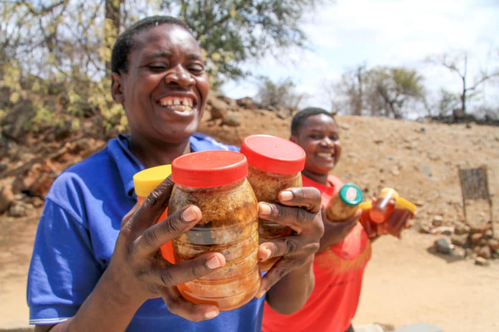 Zimbabwe - Eastern Highlands - honey for sale - Romi Boom